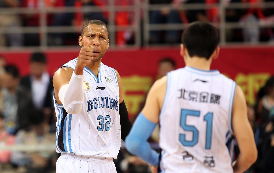 贝拉蹲在本 贝拉蹲在本